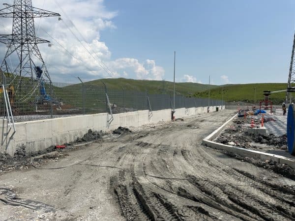 Βιομηχανική περίφραξη με αγκαθωτό σύρμα υποσταθμού ανύψωσης τάσης ΚΥΤ Βερμίου από την FenceUp