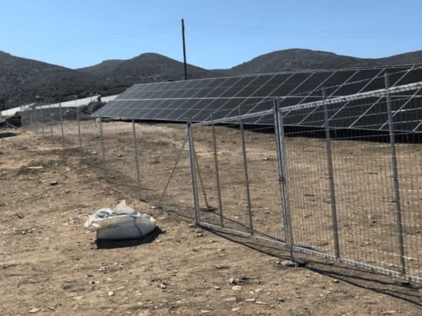 Έργο περίφραξη φωτοβολταϊκό πάρκο Πάρος 2μ γαλβανιζέ συρματόπλεγμα Φ48 αγκαθωτό σύρμα δίφυλλη πόρτα 5μ