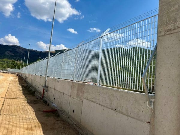 Βιομηχανική περίφραξη με αγκαθωτό 350μ στην Κοζάνη - FenceUp