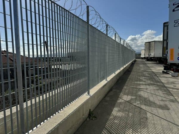 Βιομηχανική περίφραξη με κονσερτίνα σε Αποθήκες στον Ασπρόπυργο