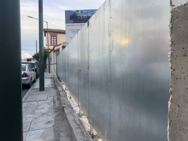 FenceUp εργοταξιακή περίφραξη Πειραιά με λαμαρίνα για διαφημιστικά αυτοκόλλητα