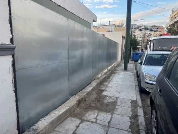 Περίφραξη εργοταξίου με λαμαρίνα γαλβανιζέ στον Πειραιά - FenceUp