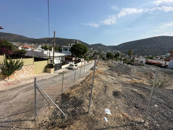 Εργοταξιακή περίφραξη στο Πόρτο Ράφτη με γαλβανιζέ συρματόπλεγμα