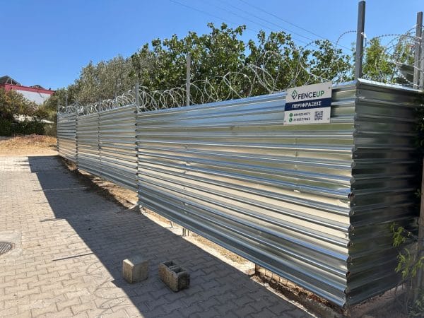 Εργοταξιακή περίφραξη στη Λυκόβρυση με τραπεζοειδή λαμαρίνα γαλβανιζέ
