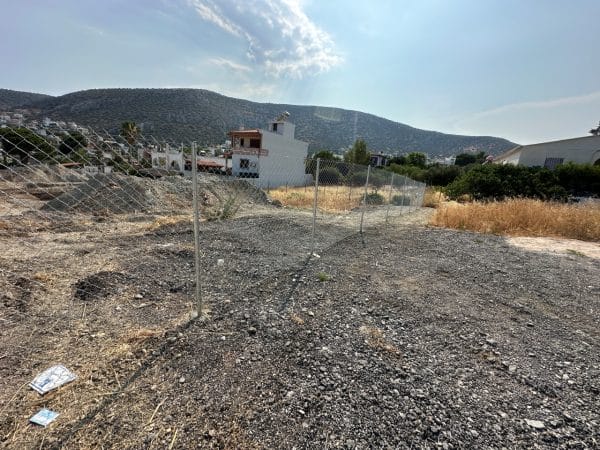 Τελάρα λαμαρίνας τραπεζοειδούς μορφής σε εργοταξιακή περίφραξη