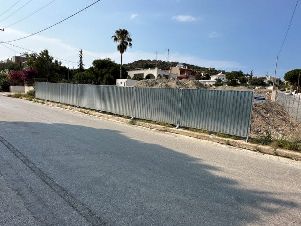 Γαλβανιζέ σωλήνες Φ48 σε εργοταξιακή περίφραξη στο Πόρτο Ράφτη