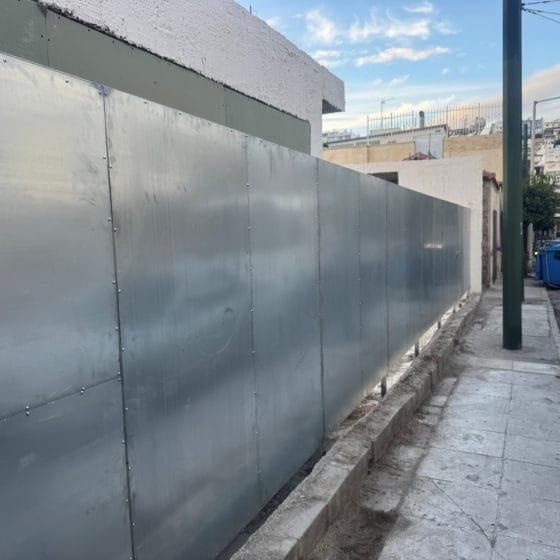 Περίφραξη εργοταξίου στον Πειραιά με επίπεδη γαλβανιζέ λαμαρίνα