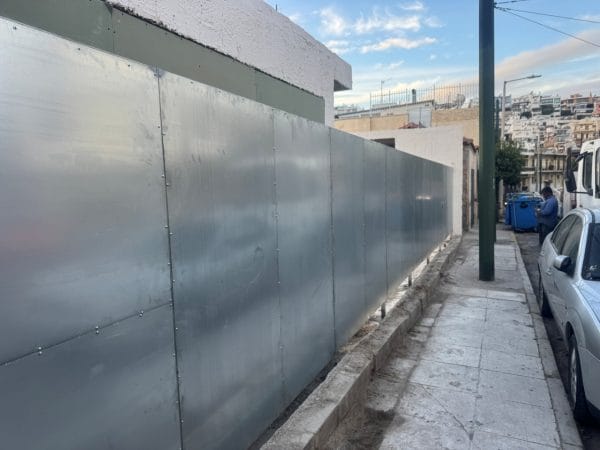 Περίφραξη εργοταξίου στον Πειραιά με επίπεδη γαλβανιζέ λαμαρίνα