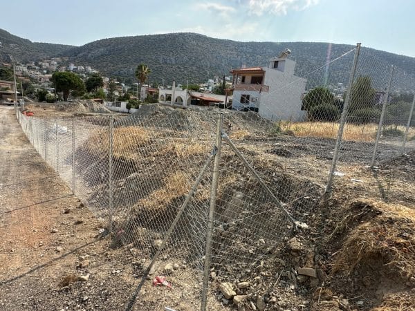 Δίφυλλη ανοιγόμενη πόρτα 5 μέτρων σε εργοταξιακή περίφραξη