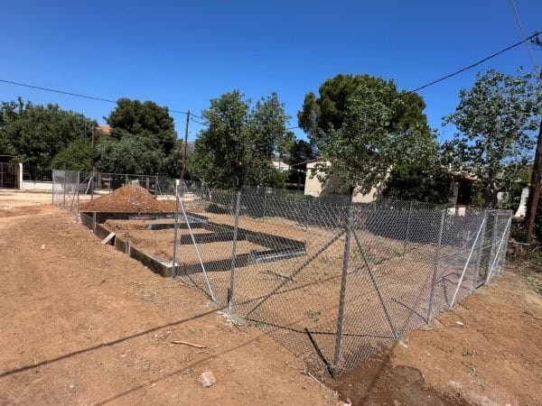 Περίφραξη οικοπέδου στο Πόρτο Ράφτη με γαλβανιζέ συρματόπλεγμα
