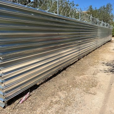 Κονσερτίνα γαλβανιζέ στην κορυφή εργοταξιακής περίφραξης FenceUp