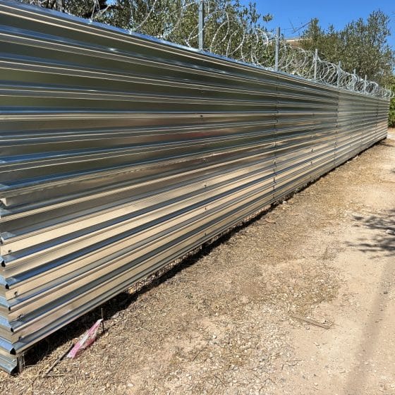 Κονσερτίνα γαλβανιζέ στην κορυφή εργοταξιακής περίφραξης FenceUp