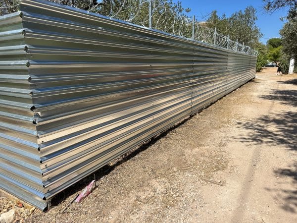 Κονσερτίνα γαλβανιζέ στην κορυφή εργοταξιακής περίφραξης FenceUp