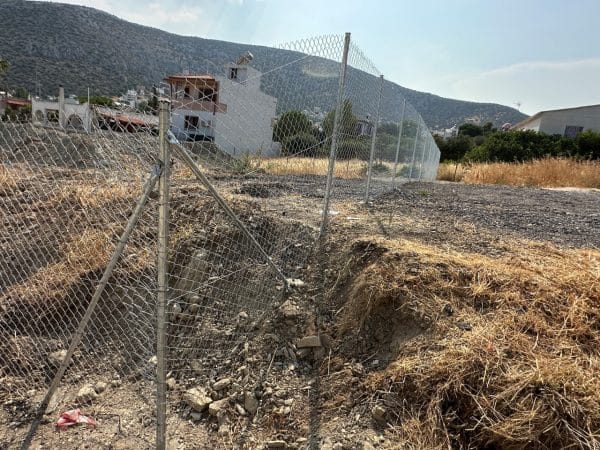 Κατασκευή εργοταξιακής περίφραξης με συνδυασμό λαμαρίνας και συρματόπλεγματος