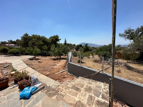 Περίφραξη Οικοπέδου με γαλβανιζέ συρματόπλεγμα και σωλήνες πάνω σε τοιχίο στην Κηφισια