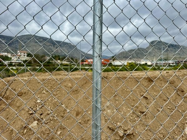 Περίφραξη οικοπέδου στον Ασπρόπυργο με συρματόπλεγμα βαρέως τύπου