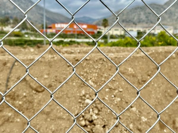 Τοποθέτηση γαλβανιζέ συρματοπλέγματος 50x50x3mm σε οικόπεδο Ασπρόπυργος