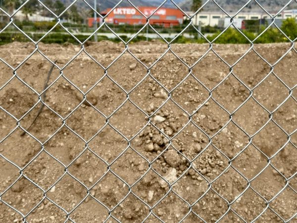 Σταθερή περίφραξη οικοπέδου με συρματόπλεγμα βαρέως τύπου FenceUp