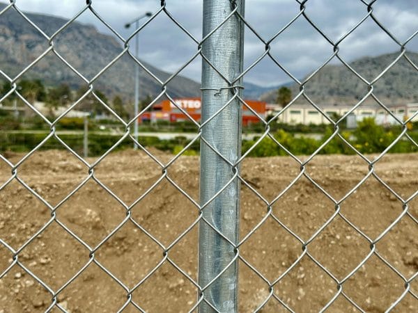 Γαλβανιζέ αντηρίδες σε περίφραξη οικοπέδου στον Ασπρόπυργο