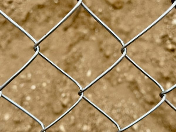 Περίφραξη με αντηρίδες και συρματόπλεγμα βαρέως τύπου στην Αττική