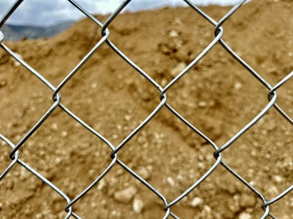 Οικόπεδο στον Ασπρόπυργο με περίφραξη FenceUp και γαλβανιζέ υλικά