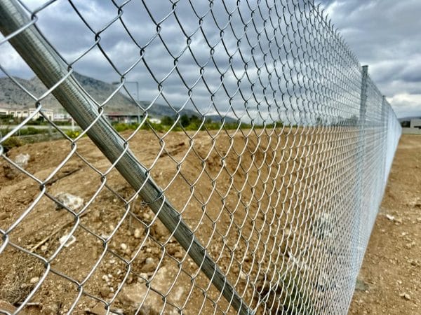 Ασφαλής περίφραξη οικοπέδου με σωλήνες γαλβανιζέ Φ48 και αντηρίδες