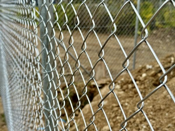 Περίφραξη οικοπέδου με γαλβανιζέ σωλήνες και αντηρίδες στην Αττική