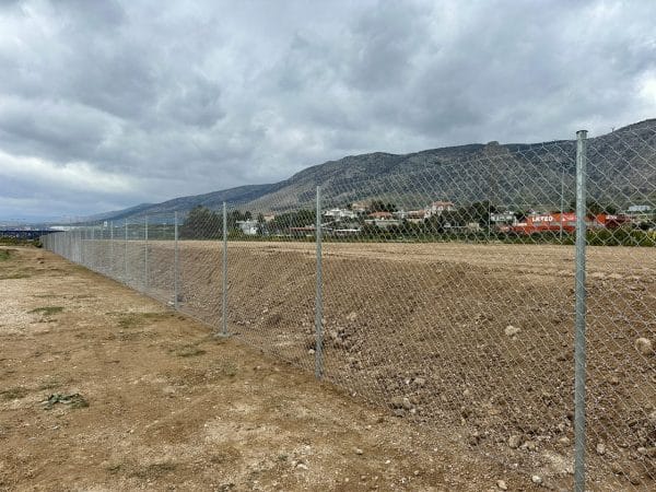 Γαλβανιζέ συρματόπλεγμα 50x50x3mm σε περίφραξη οικοπέδου Ασπρόπυργος