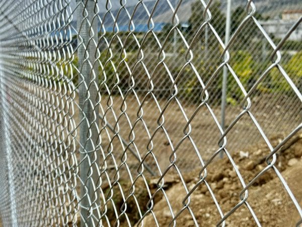 Γαλβανιζέ συρματόπλεγμα 50x50x3mm σε περίφραξη οικοπέδου Ασπρόπυργος