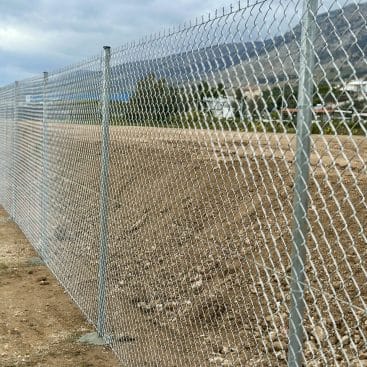 Περίφραξη ακινήτου με γαλβανιζέ συρματόπλεγμα και σωλήνες στον Ασπρόπυργο