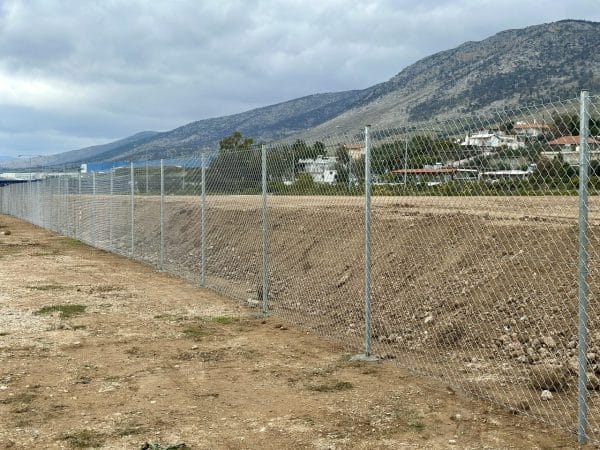 Ενισχυμένη περίφραξη οικοπέδου με αντηρίδες και γαλβανιζέ σωλήνες Φ48