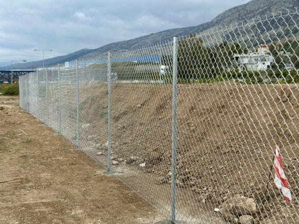 FenceUp εγκατάσταση περίφραξης με συρματόπλεγμα και αντηρίδες