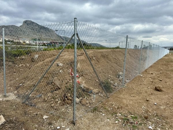 Οικόπεδο Ασπρόπυργος με περίφραξη γαλβανιζέ και συρματόπλεγμα βαρέως τύπου