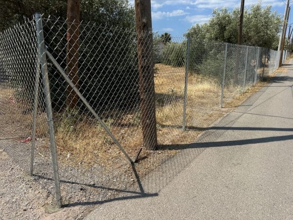 Αντηρίδες σε γωνίες περίφραξης για στερέωση οριζόντιων συρμάτων