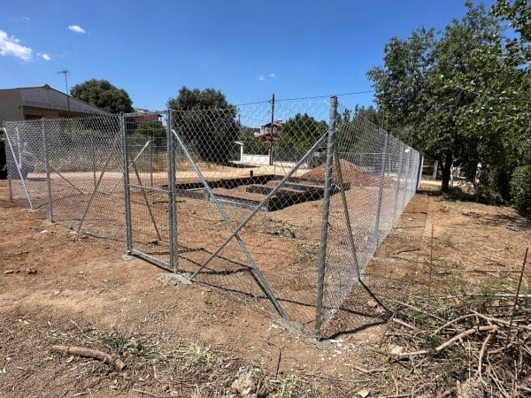 Σωλήνες Φ48 γαλβανιζέ σε περίφραξη ρομβοειδούς συρματοπλέγματος