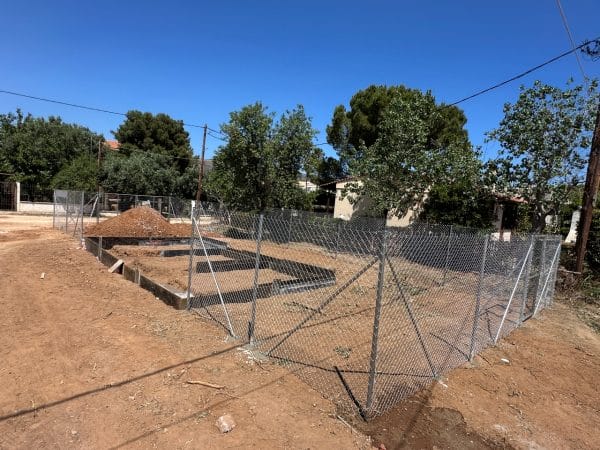 Δίφυλλη ανοιγόμενη πόρτα 4μ σε περίφραξη οικοπέδου Πόρτο Ράφτη