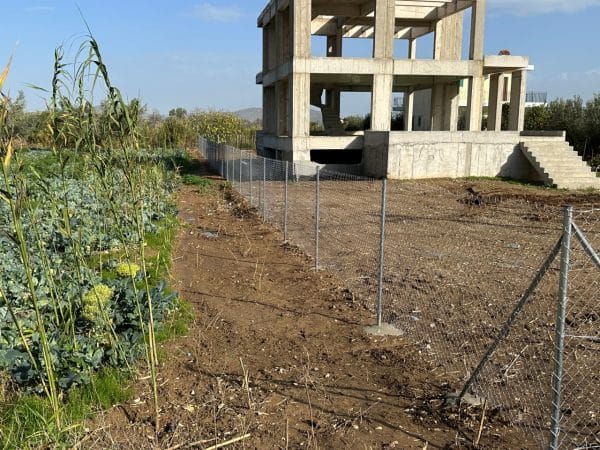 Δίφυλλη ανοιγόμενη πόρτα 4 μέτρων σε περίφραξη οικοπέδου Μαραθώνας