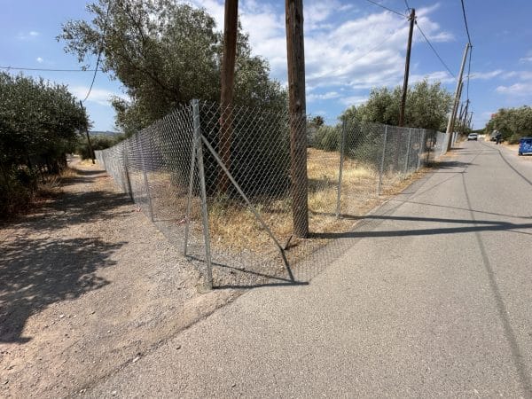 Συρματόπλεγμα γαλβανιζέ υψηλής αντοχής σε οικόπεδο Νέα Πέραμος