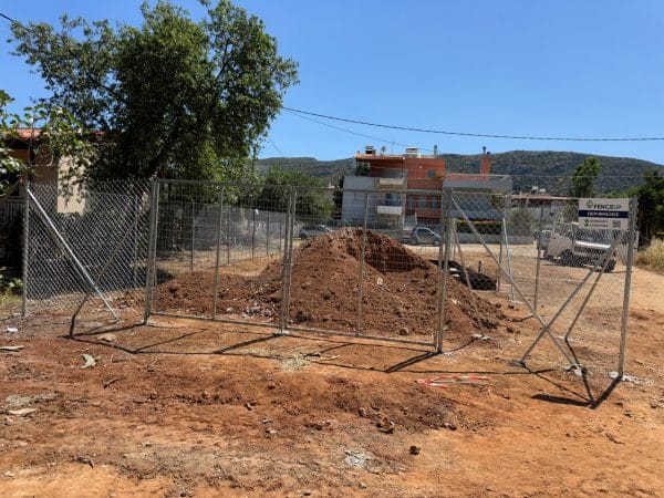 Μονόφυλλη γαλβανιζέ πόρτα 1μ για πεζούς σε περίφραξη οικοπέδου