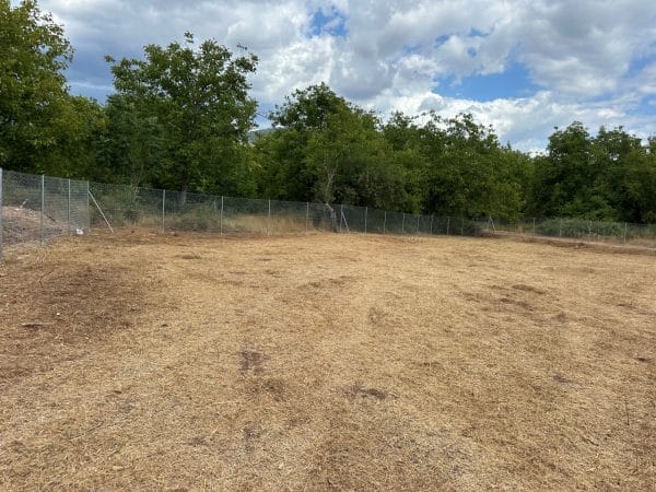 Σωλήνες Φ48 γαλβανιζέ με τάπα κορυφής σε περίφραξη Καλάβρυτα