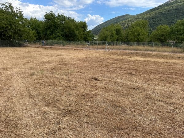 FenceUp έργο περίφραξης με αντηρίδες σε κάθε γωνία οικοπέδου