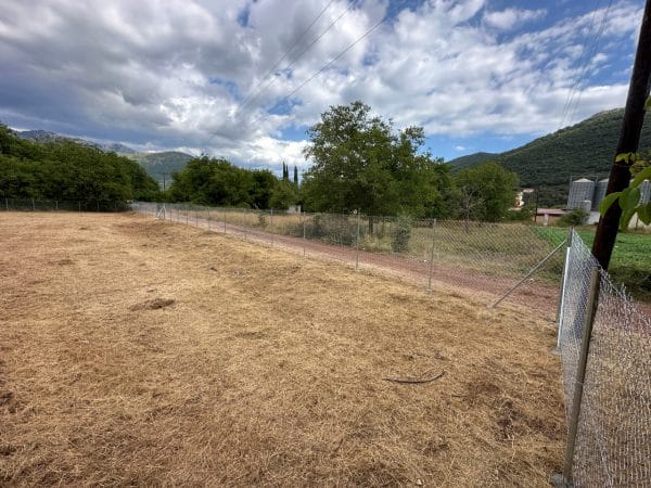 Κατασκευή περίφραξης με συρματόπλεγμα και δίφυλλη πόρτα FenceUp