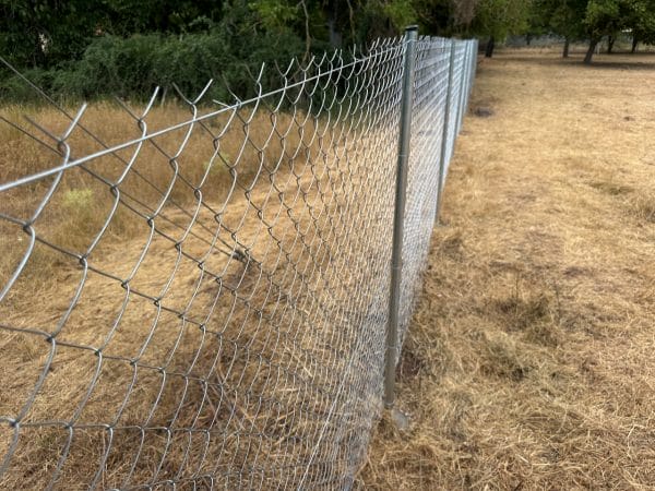 Τοποθέτηση γαλβανιζέ αντηρίδων ενίσχυσης σε περίφραξη οικοπέδου