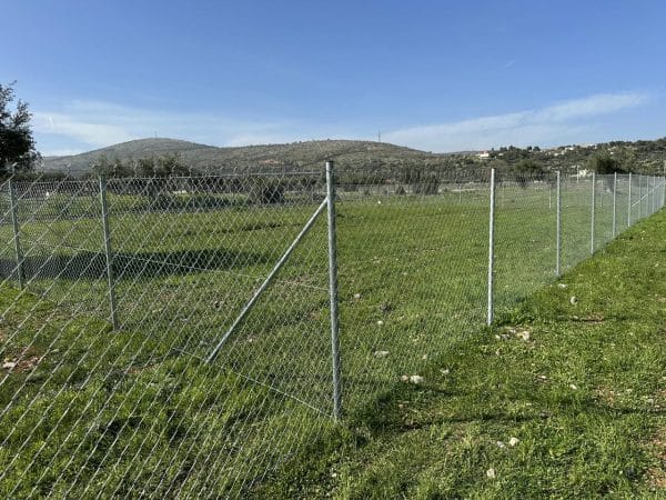 Οικόπεδο με ανθεκτική περίφραξη γαλβανιζέ υλικών υψηλών προδιαγραφών