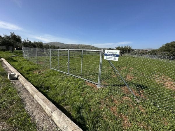 Σταθερή περίφραξη 250 μέτρων στη Μάνδρα με γαλβανιζέ σωλήνες και πόρτα