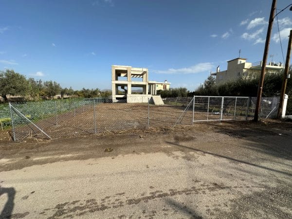 Περιφραξη οικοπεδου με πόρτα και Γαλβανιζέ αντηρίδες σε γωνίες περίφραξης οικοπέδου 120μ Μαραθώνας