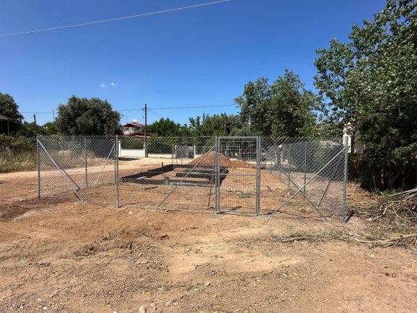 FenceUp έργο περίφραξης οικοπέδου με ανθεκτικό γαλβανιζέ συρματόπλεγμα