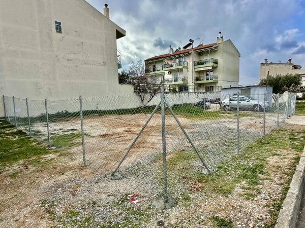 FenceUp έργο περίφραξης οικοπέδου με γαλβανιζέ σωλήνες και συρματόπλεγμα