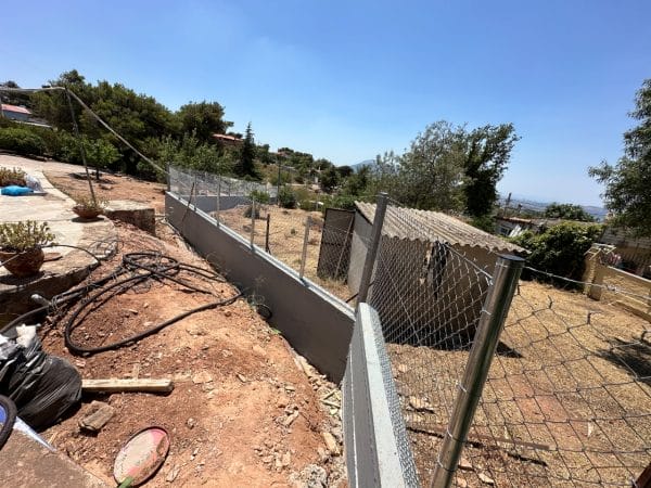 Περίφραξη με συρματόπλεγμα και γαλβανιζέ σωλήνες στην Κηφισιά