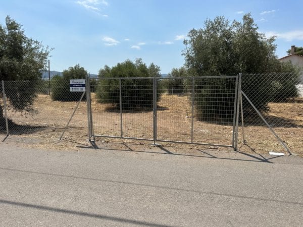 Δίφυλλη ανοιγόμενη πόρτα 4μ σε γαλβανιζέ περίφραξη Νέα Πέραμος